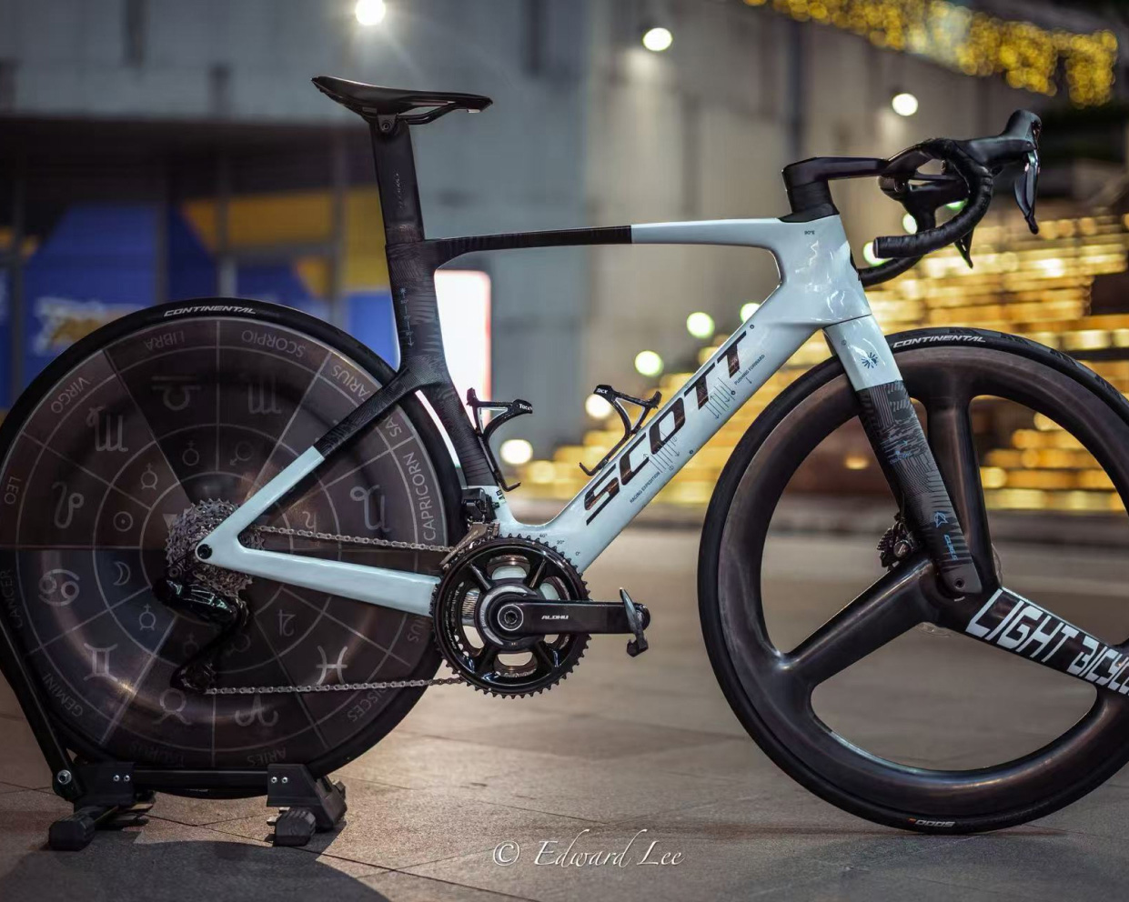 https://pic.lightbicycle.com/www/home/images/compressed/mo-flash-C25-775g-disc-wheel-on-bike.jpeg