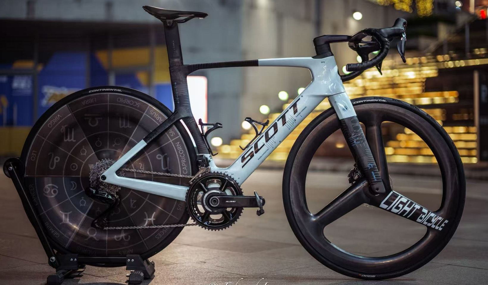 https://pic.lightbicycle.com/www/home/images/compressed/pc-flash-C25-disc-wheel-on-bike.jpeg