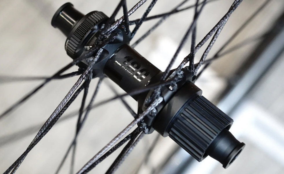 light-bicycle-ar25-disc-berd-spoke-custom-wheelset-paired-with-dt-swiss-180-hubs.jpeg