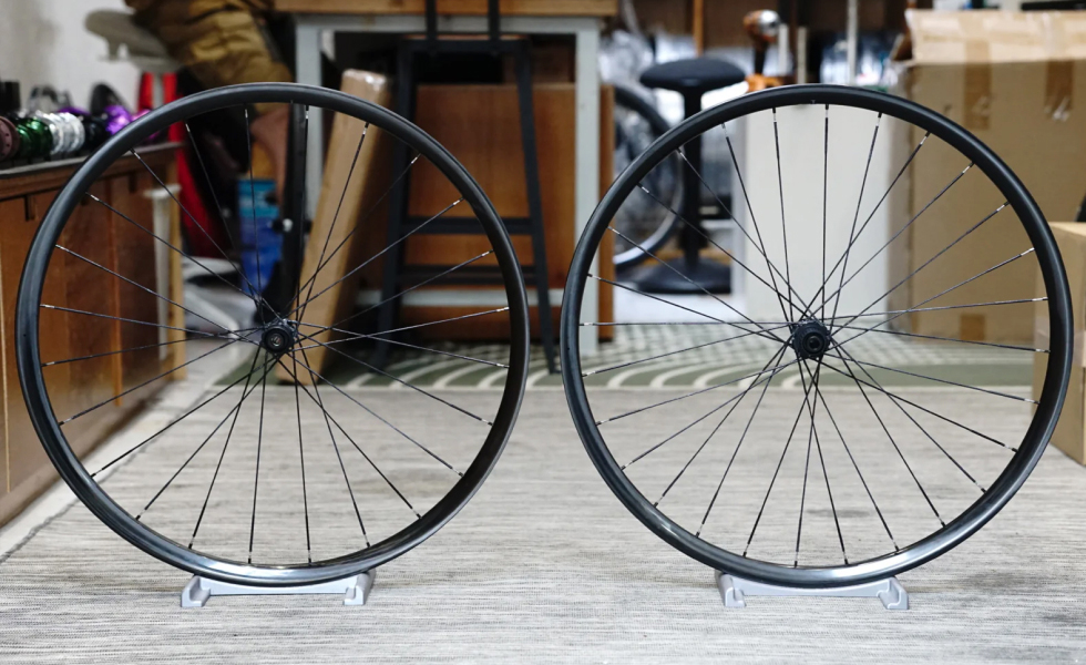 light-bicycle-ar25-disc-berd-spoke-custom-wheelset.jpeg
