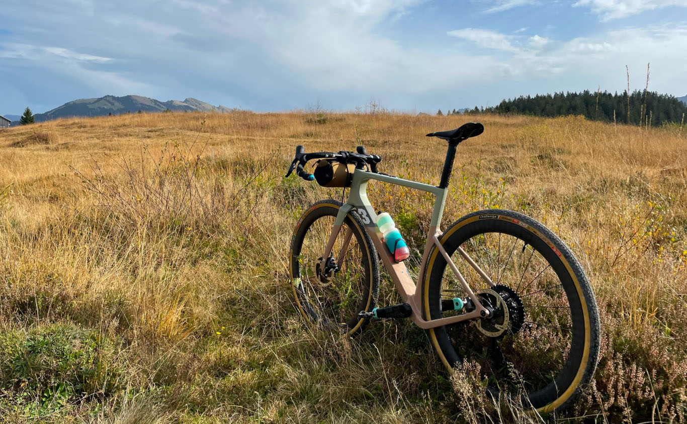 light-bicycle-wr45-disc-custom-wide-road-carbon-wheels-paired-with-challenge-getaway-pro-tlr-tires.jpeg