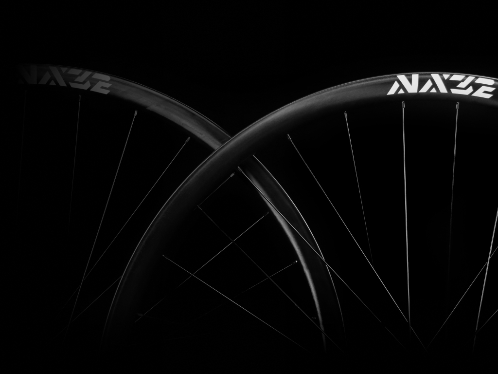 pad-h-light-bicycle-anax32-32er-carbon-wheel-greater-contact-patch-better-handling.jpeg