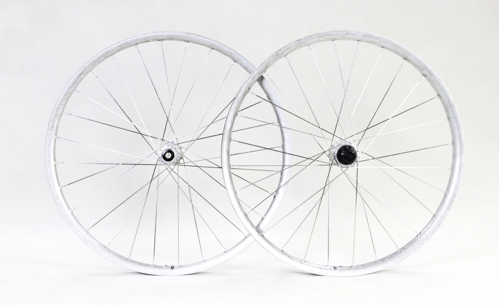 light-bicycle-helios-am930-laced-to-industry-nine-hydra2-silver.jpeg