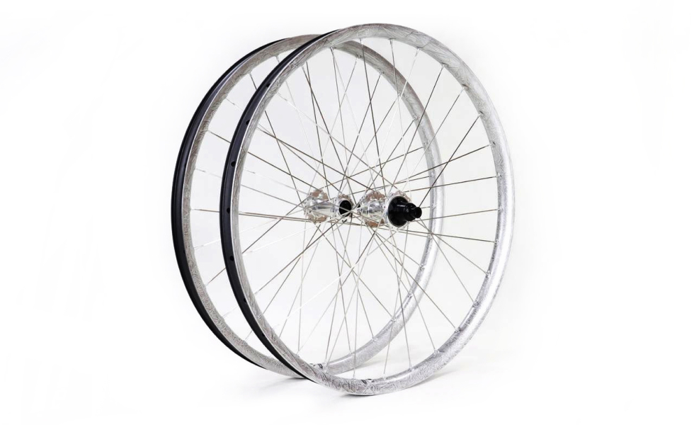 light-bicycle-helios-am930-paired-with-industry-nine-hydra2-silver.jpeg