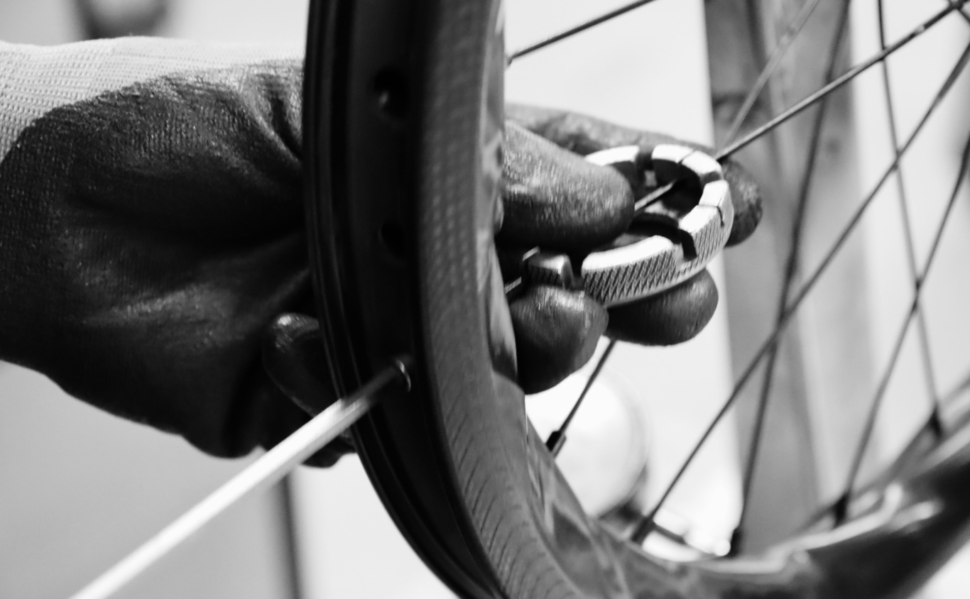 light-bicycle-custom-wheel-building-program-spoke-lacing.jpeg