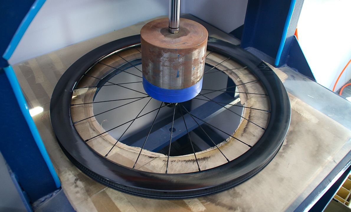 carbon-wheel-rim-lateral-stiffness-test.jpeg