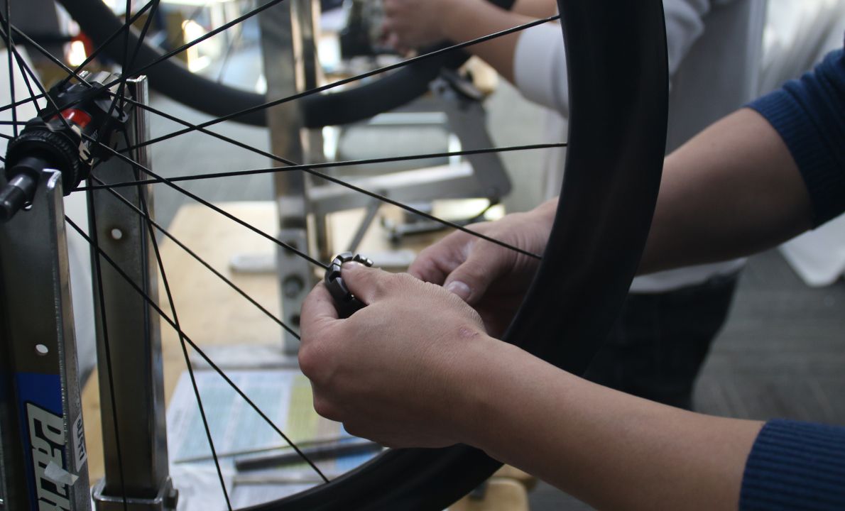 carbon-wheel-rim-lateral-stiffness-test.jpeg