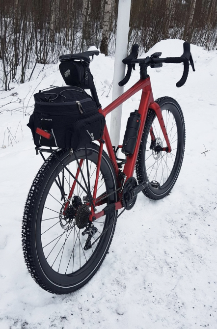 light-bicycle-wg44-disc-wide-gravel-carbon-wheelset-paired-with-45mm-gravdal-winter-tires.jpeg