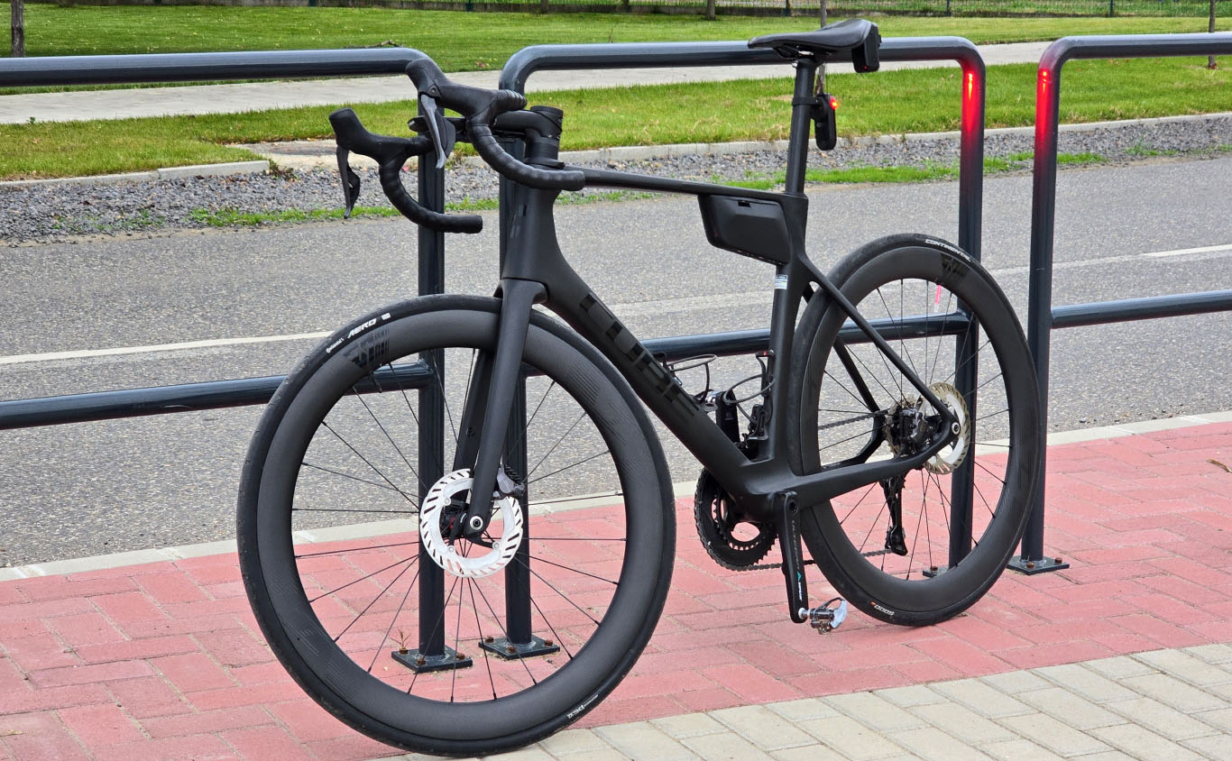 light-bicycle-airia-55-disc-custom-carbon-wheelset-shimano-ultegra-di2-r8170-groupset.jpeg