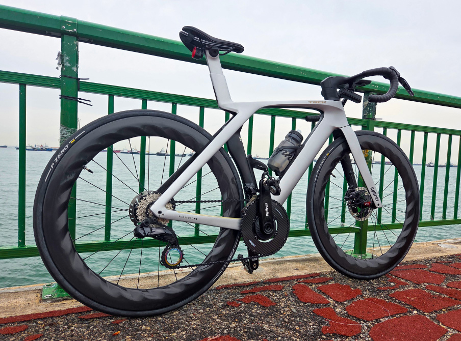 light-bicycle-turbo-65-disc-all-road-carbon-wheelset-installed-on-trek-madone-gen-7-slr7.jpeg