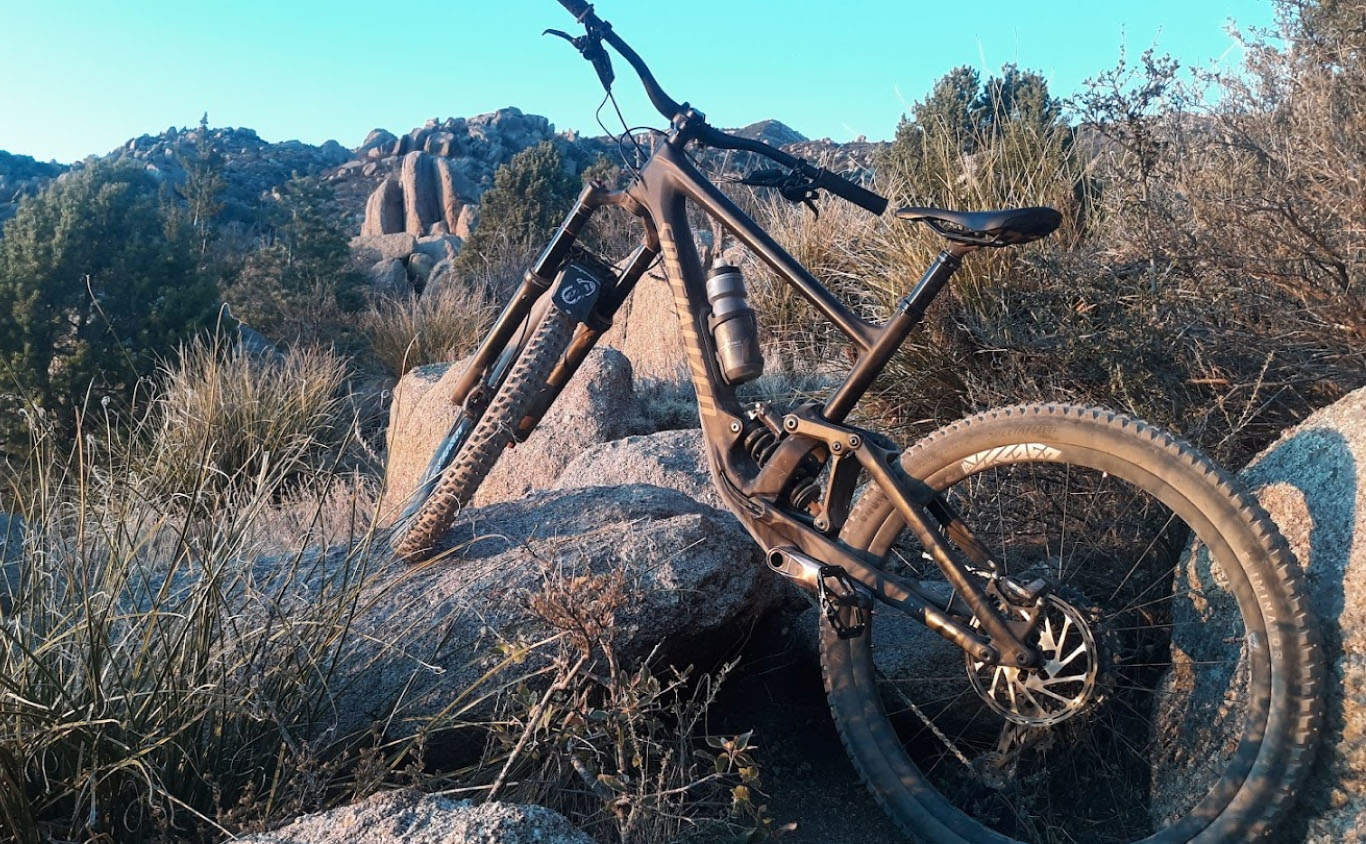 light-bicycle-wheels-review-am933-en933-on-specialized-enduro-comp.jpeg